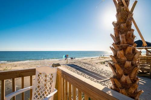A Villa Roja By Oak Island Accommodations