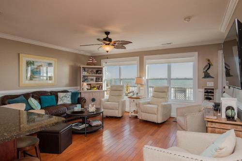A Villa Roja By Oak Island Accommodations
