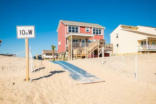 A Villa Roja By Oak Island Accommodations