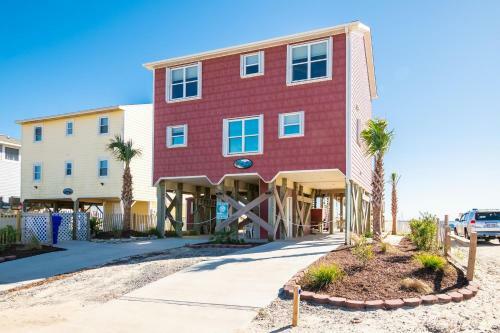 A Villa Roja By Oak Island Accommodations
