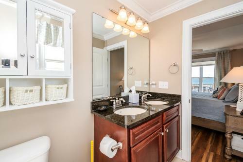 A Villa Roja By Oak Island Accommodations