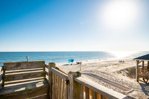 A Villa Roja By Oak Island Accommodations