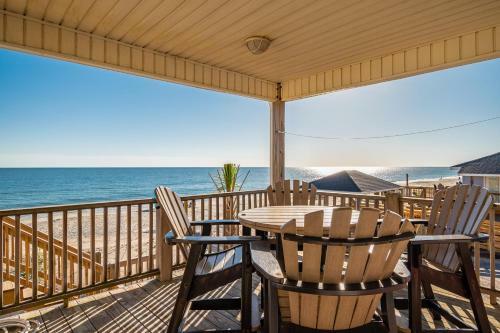 A Villa Roja By Oak Island Accommodations