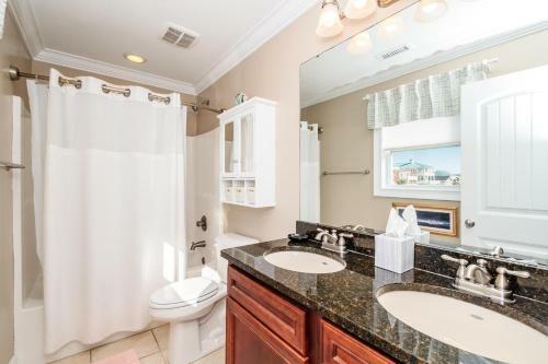 A Villa Roja By Oak Island Accommodations