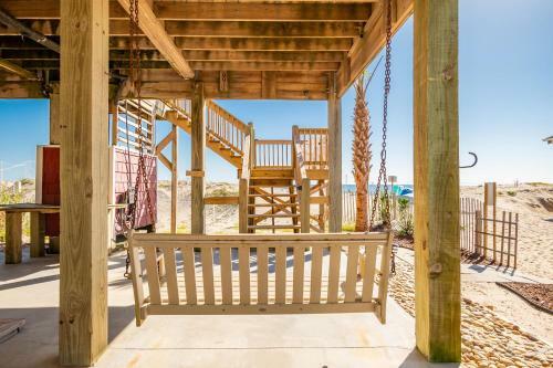 A Villa Roja By Oak Island Accommodations