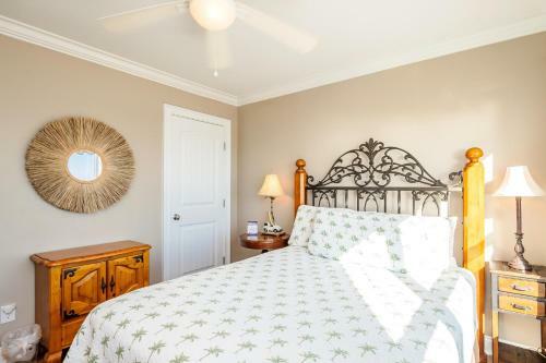 A Villa Roja By Oak Island Accommodations