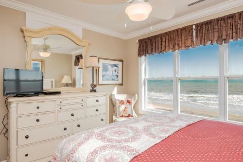 A Villa Roja By Oak Island Accommodations