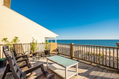 A Villa Roja By Oak Island Accommodations