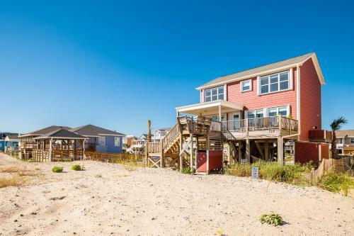 A Villa Roja By Oak Island Accommodations
