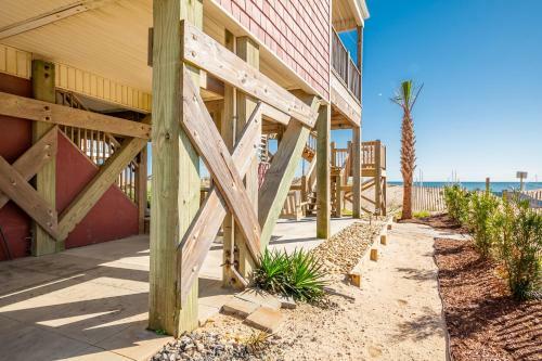 A Villa Roja By Oak Island Accommodations