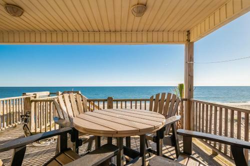 A Villa Roja By Oak Island Accommodations