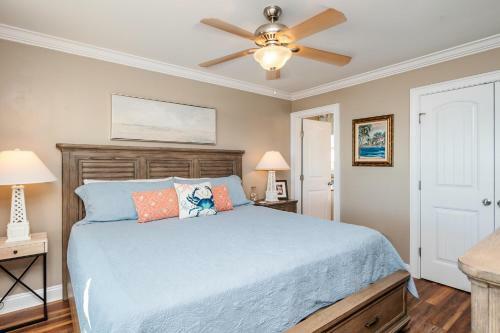 A Villa Roja By Oak Island Accommodations