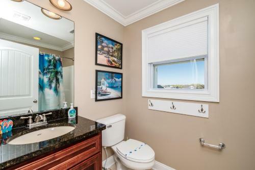 A Villa Roja By Oak Island Accommodations