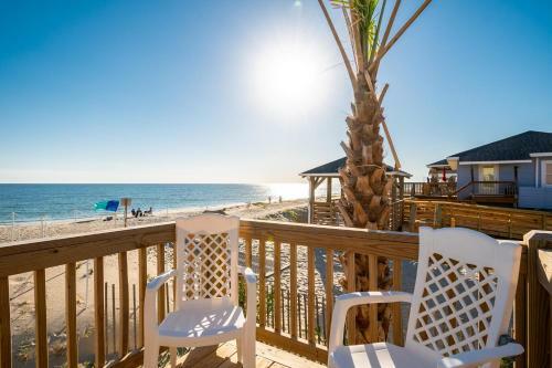 A Villa Roja By Oak Island Accommodations