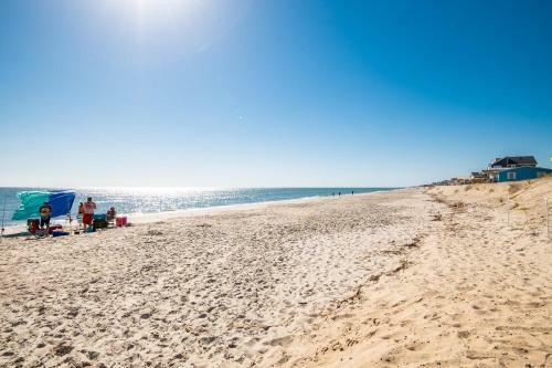 A Villa Roja By Oak Island Accommodations