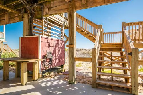A Villa Roja By Oak Island Accommodations