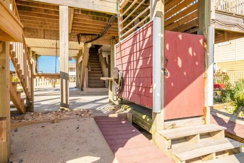 A Villa Roja By Oak Island Accommodations