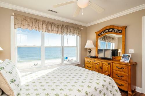 A Villa Roja By Oak Island Accommodations