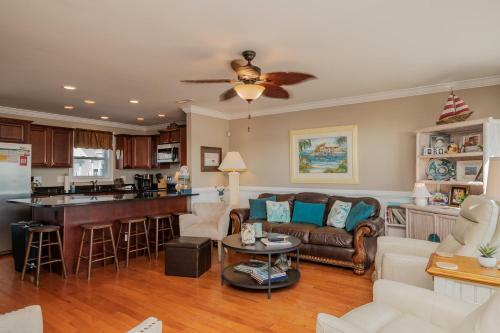 A Villa Roja By Oak Island Accommodations