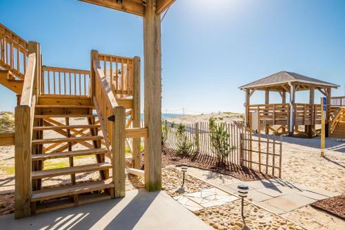 A Villa Roja By Oak Island Accommodations