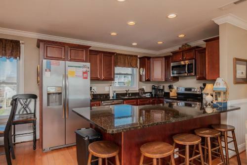 A Villa Roja By Oak Island Accommodations