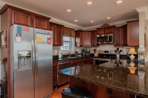 A Villa Roja By Oak Island Accommodations