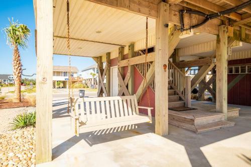 A Villa Roja By Oak Island Accommodations
