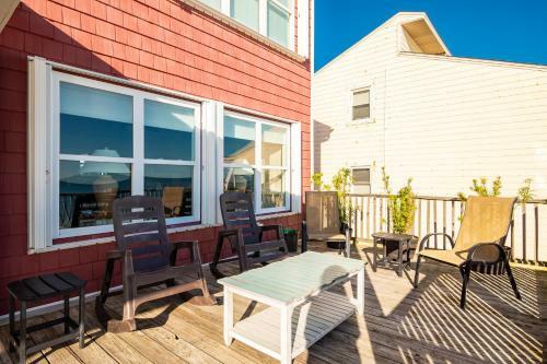 A Villa Roja By Oak Island Accommodations