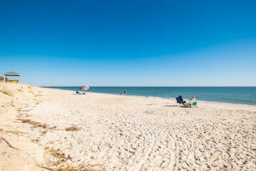 A Villa Roja By Oak Island Accommodations