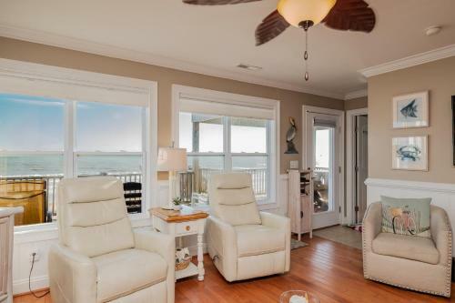 A Villa Roja By Oak Island Accommodations