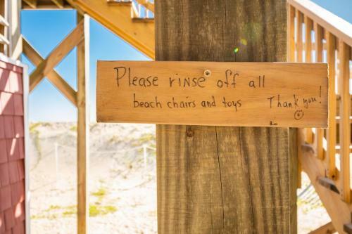A Villa Roja By Oak Island Accommodations
