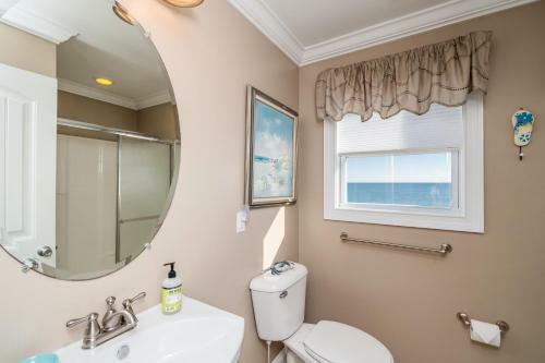 A Villa Roja By Oak Island Accommodations
