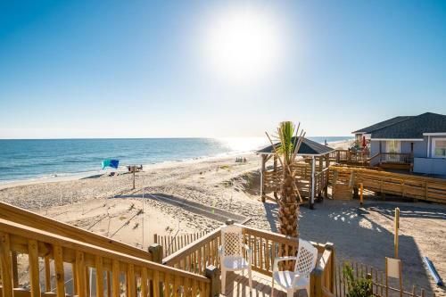 A Villa Roja By Oak Island Accommodations