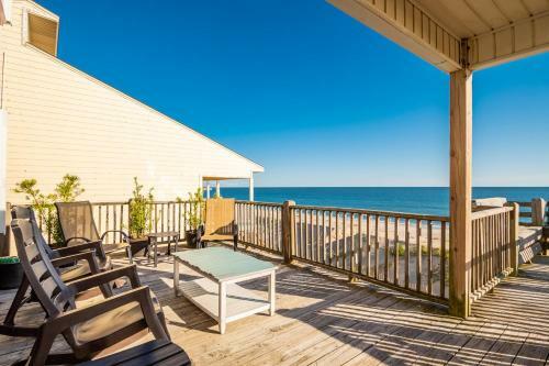 A Villa Roja By Oak Island Accommodations