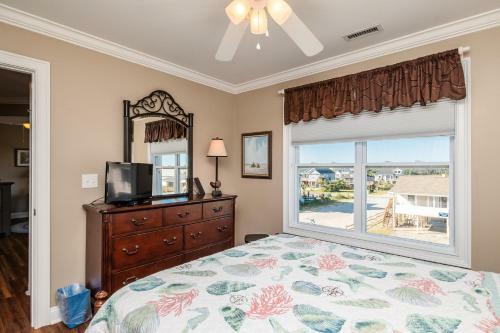A Villa Roja By Oak Island Accommodations