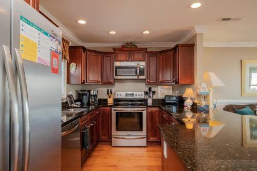 A Villa Roja By Oak Island Accommodations