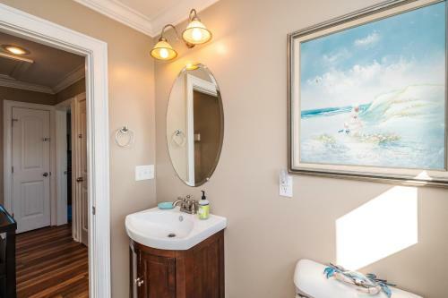 A Villa Roja By Oak Island Accommodations