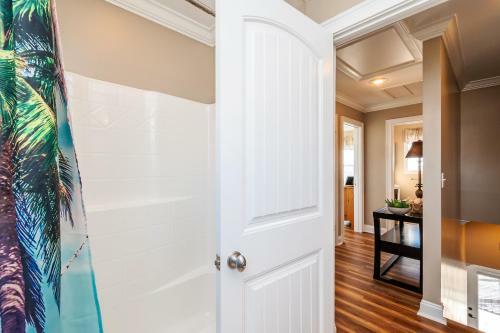 A Villa Roja By Oak Island Accommodations