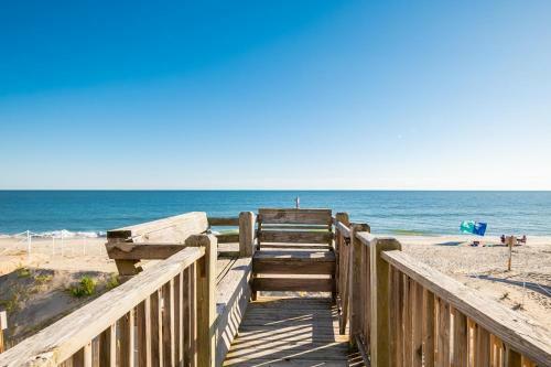 A Villa Roja By Oak Island Accommodations