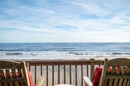 Afternoon Delight By Oak Island Accommodations