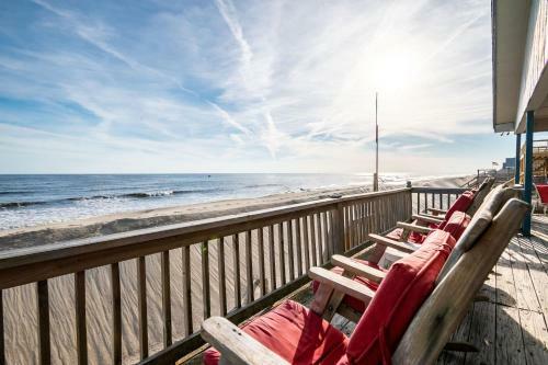 Afternoon Delight By Oak Island Accommodations