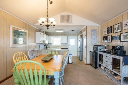 Afternoon Delight By Oak Island Accommodations