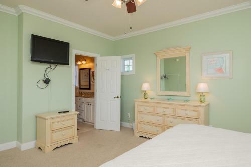A Sea-renity Awaits By Oak Island Accommodations