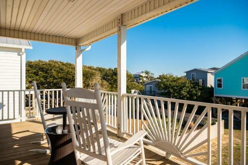 A Sea-renity Awaits By Oak Island Accommodations