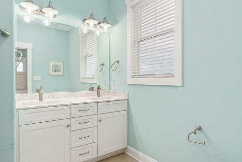 Alpha Breeze By Oak Island Accommodations