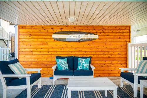 A Sea View Cottage By Oak Island Accommodations