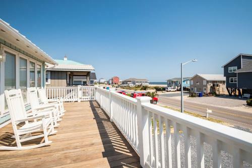 A Sea View Cottage By Oak Island Accommodations