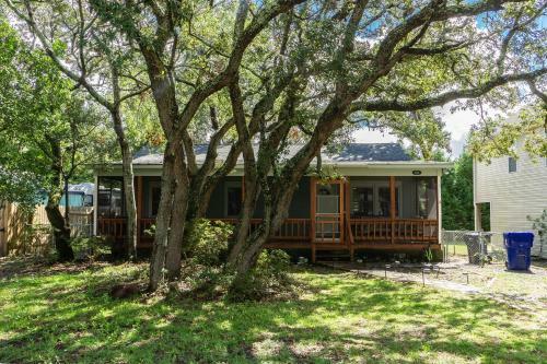 Beach Happy By Oak Island Accommodations
