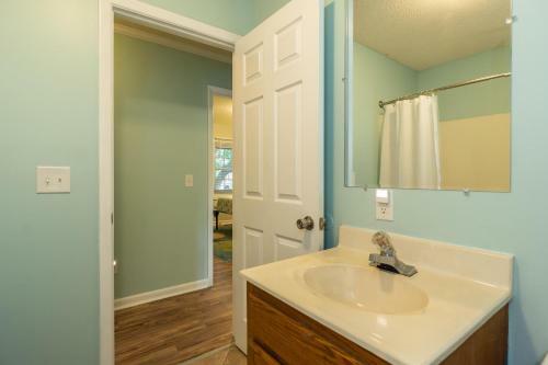 Beach Happy By Oak Island Accommodations
