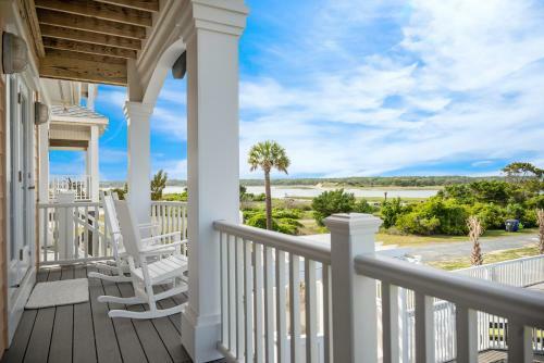 Champagne Shore By Oak Island Accommodations